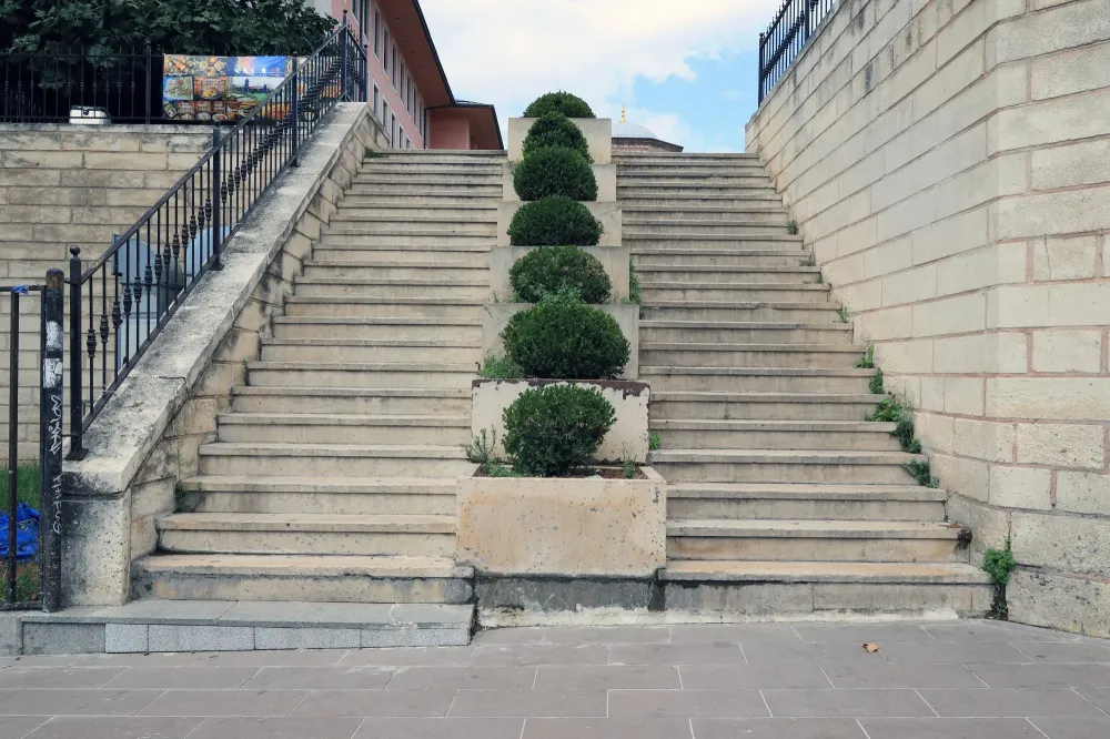 Escaliers béton et pierre près de Descartes 